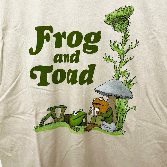 NWOT Frog and Toad Reading a Book Under a Mushroom T-Shirt Small - Picture 3 of 7